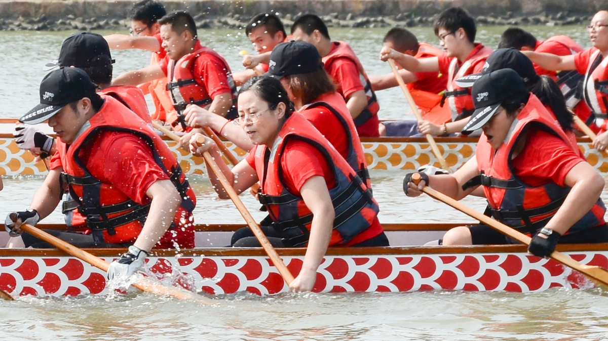 参加上海市建设交通工会组织的龙舟赛
