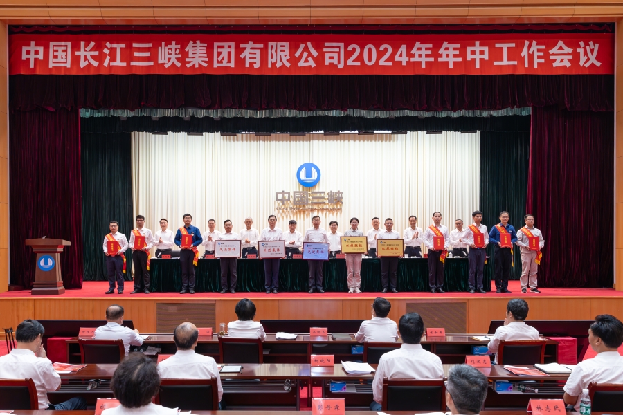 受表彰代表上台领奖 摄影:雷海超(1) 受表彰代表上台领奖 摄影:雷海超(1)