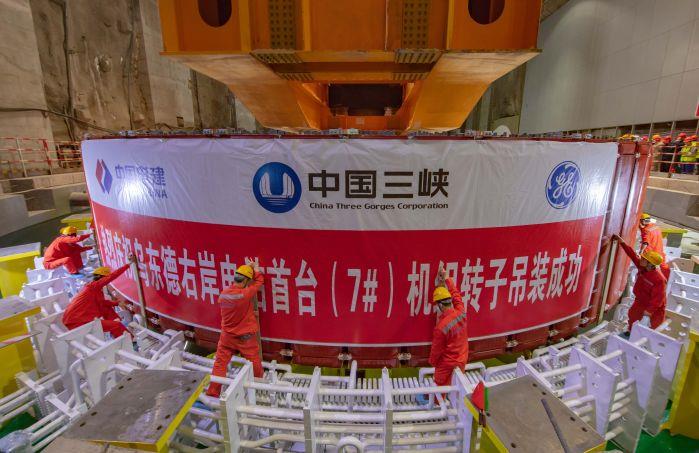 乌东德右岸电站首台七号机组转子吊装_王普J8A2341